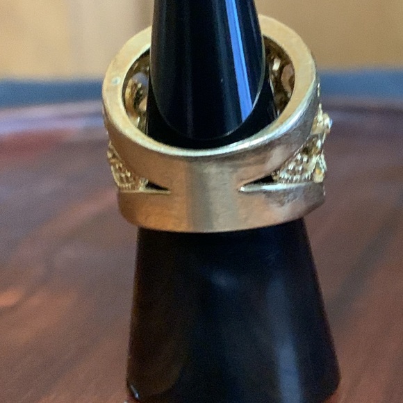 Gold tone rhinestone cut out ring size 7 - Picture 3 of 6